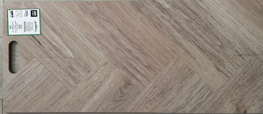 Pardoseala-SPC-herringbone-Ado-Floor-Plezuro-1513